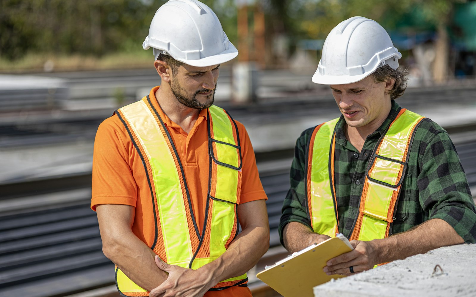 Chefs de chantier consultant un plan