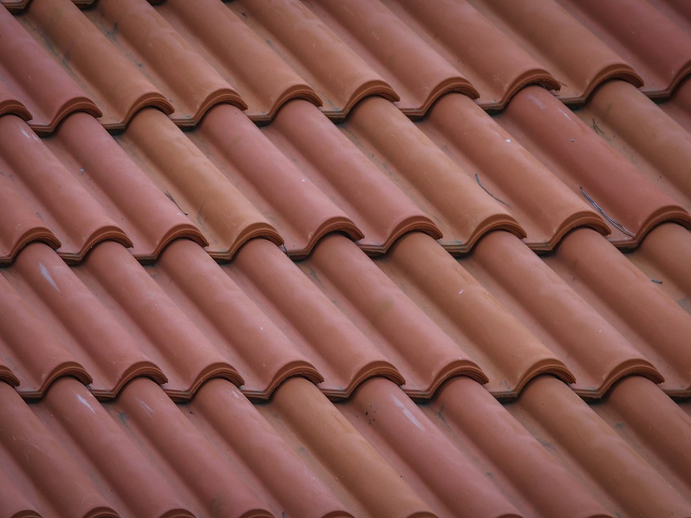 Tuiles en terre cuite rouge