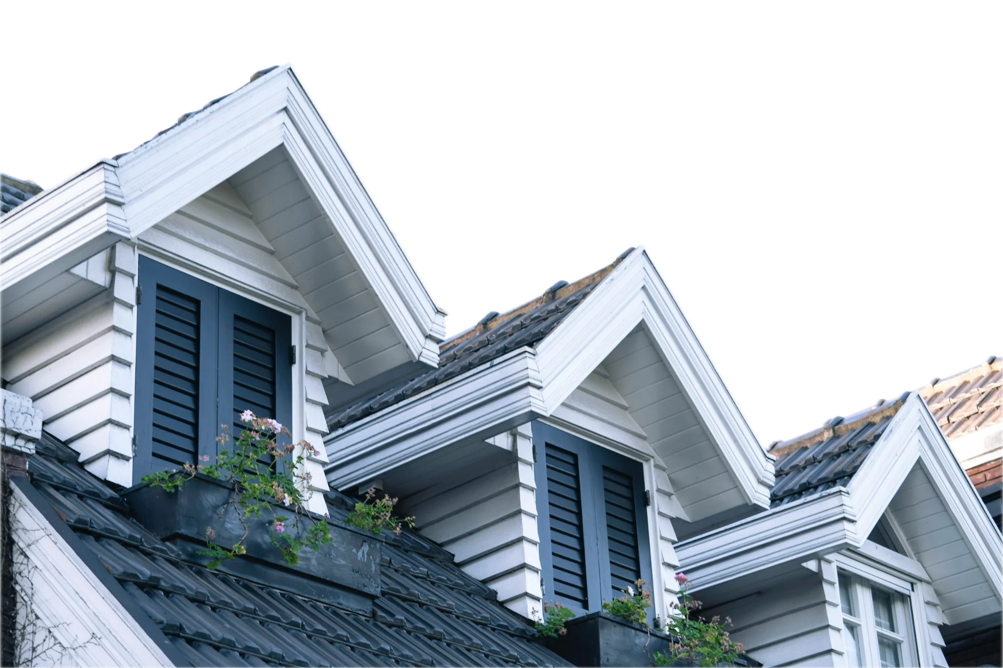 Maison blanche aux lucarnes élégantes et toiture en tuiles sombres