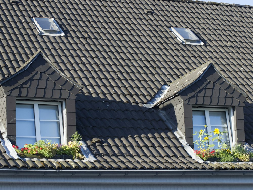 Toiture en tuiles sombres avec lucarnes