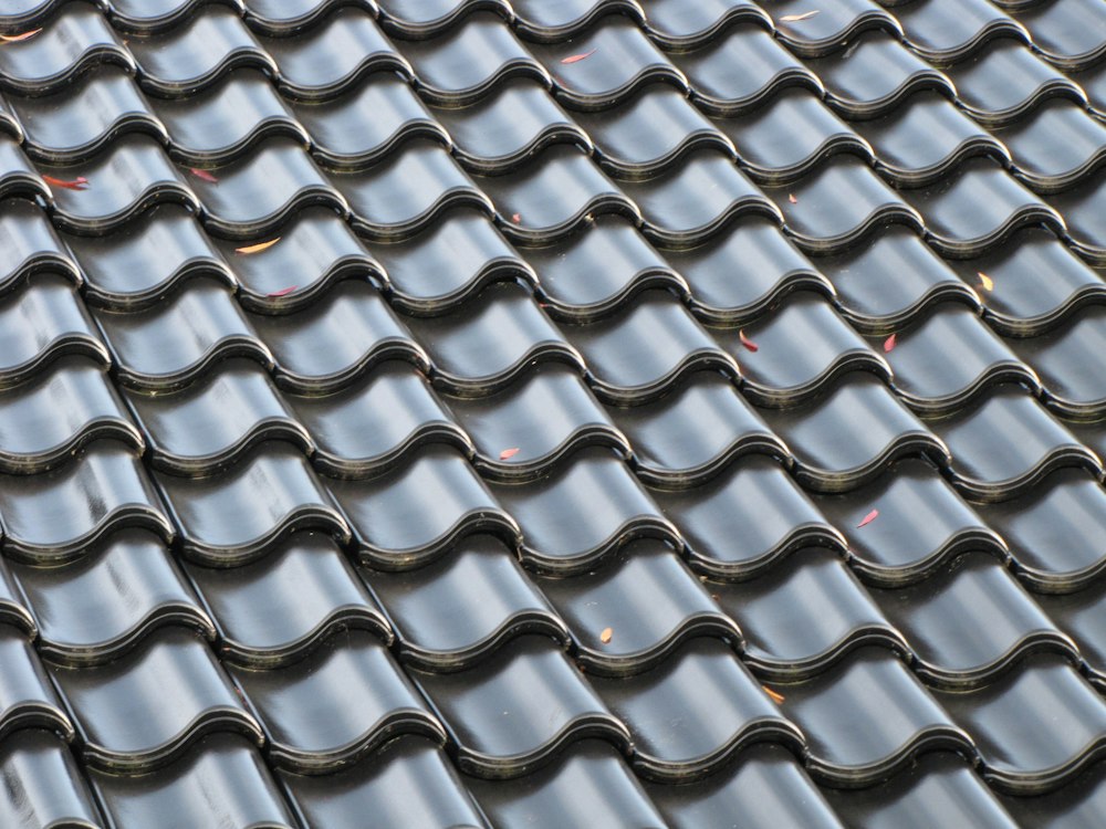 Tuiles noires vernissées