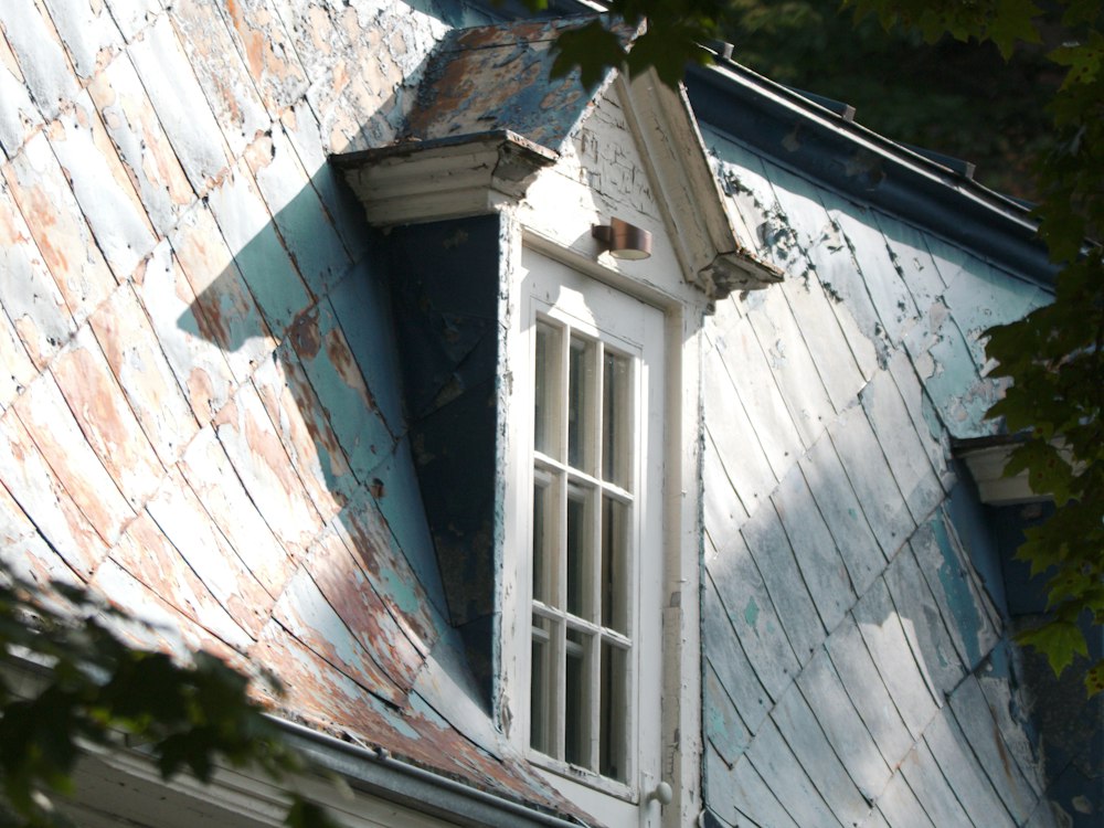 Lucarne sur une toiture en ardoise